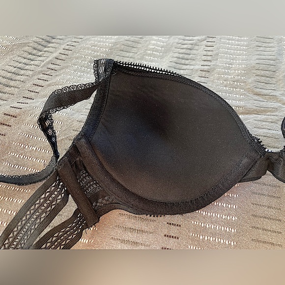 Victoria’s Secret - Black lace Push-Up Bra

Size: 34B - Picture 12 of 16